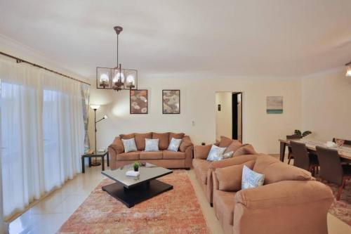 Parkside Boutique 3 BBR Serviced Apartment - Ocean Blue - Near Airport - image 2