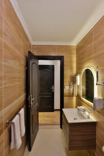 Parkside Boutique 3 BBR Serviced Apartment - Ocean Blue - Near Airport - image 6