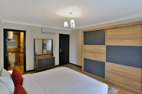 Parkside Boutique 3 BBR Serviced Apartment - Ocean Blue - Near Airport - image 5