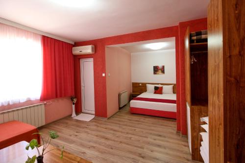 Family Hotel Flora - image 11