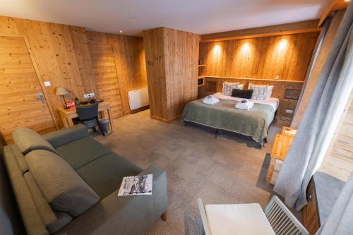 1 king bed, 1 bunk bed, 1 sofa bed