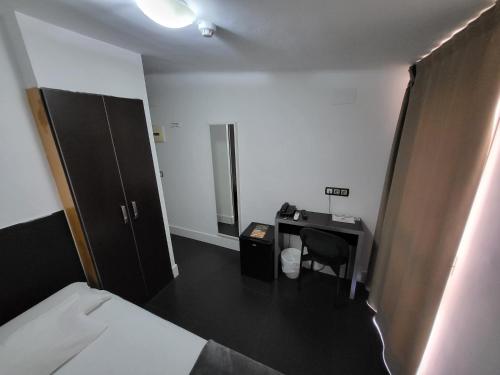 Single Room image 4