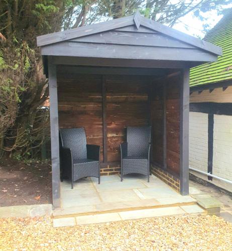 Romantic getaway UK with Private Sauna, King Bed, WiFi 517mbps & EV Charger