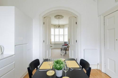 Stylish period maisonette flat in centre of Bath, Бат