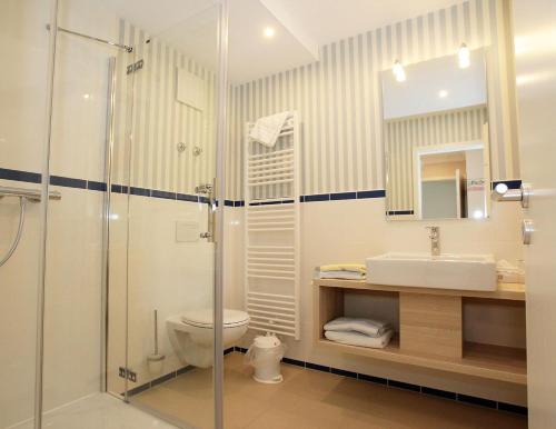 淋浴間, Hotel am Markt Altentreptow in 舊特雷普托