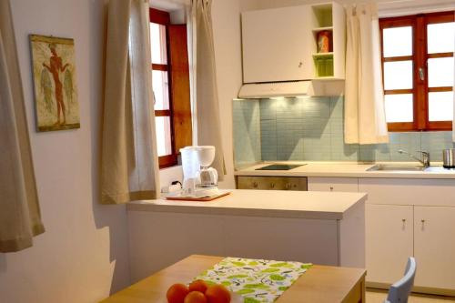 Konyha, Cactus hideaway with sea views in Panagia Kalou
