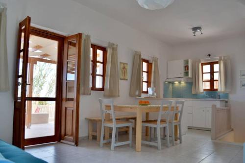 Konyha, Cactus hideaway with sea views in Panagia Kalou