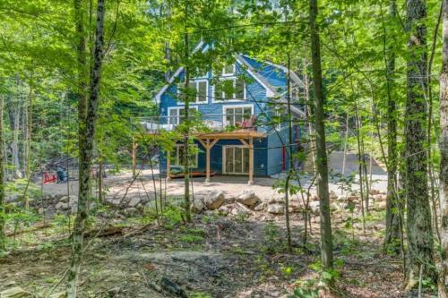 Lux Summer Getaway with Hot Tub, Sauna, EV charger in ฮาลิเบอร์ตัน (ON)