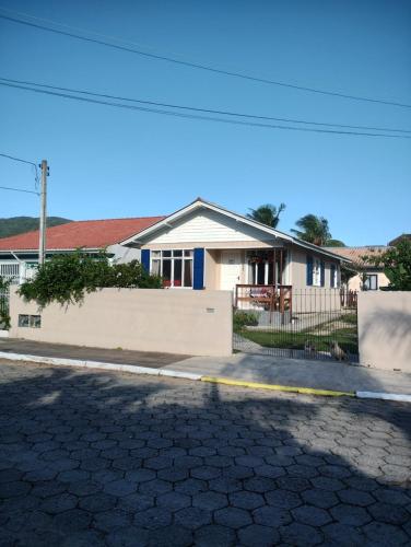 Exterior view, Studio Girassol in Trindade