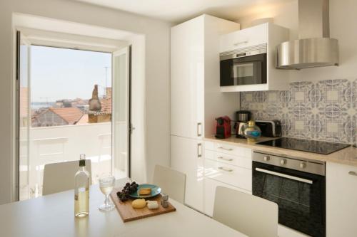 Bright and Spacious Apartment in historic Lisbon neighborhood - TTL269, Lisbonne