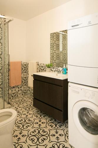 Bright and Spacious Apartment in historic Lisbon neighborhood - TTL269 - image 2