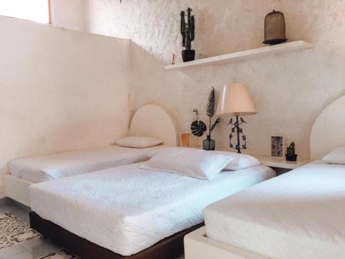1 double bed, 2 twin beds
