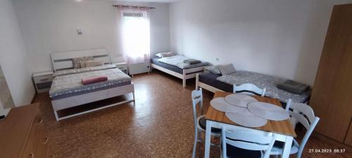 1 double bed, 2 twin beds