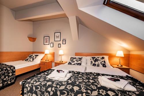 1 queen bed, 1 twin bed