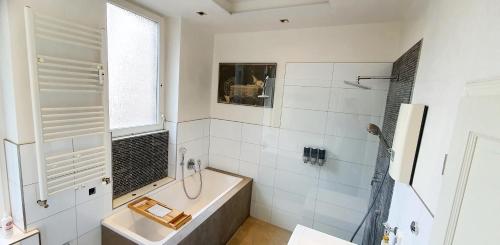 Helles Zimmer mit Kingsize-Bett, Mannheim (fotografie 9)