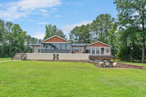 5 Bedroom Waterfront Home on LKG