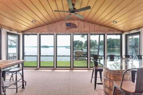 5 Bedroom Waterfront Home on LKG