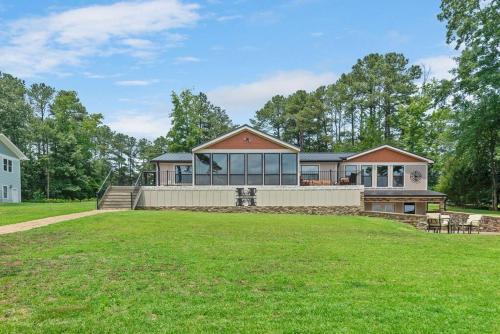 5 Bedroom Waterfront Home on LKG