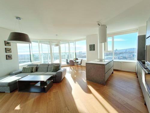 SAG Panorama Apartment 3 rooms 19th floor Great view Free parking, Bratysława