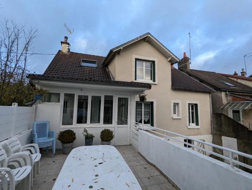 Grande maison avec extérieur, jacuzzi et billard - Location saisonnière - Vierzon