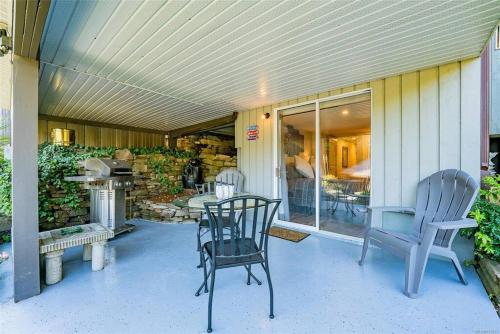 Trails End Beach house suite w/hot tub in Ladysmith, Canada
