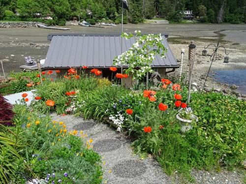 Trails End Beach house suite w/hot tub in Ladysmith, Canada