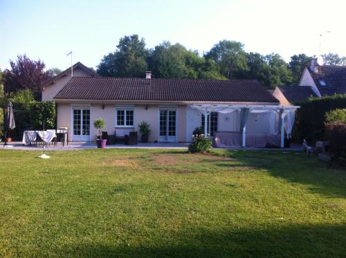 Maison reposante plein sud sans vis à vis avec piscine gîte à louer Châtillon-la-Borde