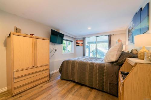 Trails End Beach house suite w/hot tub in Ladysmith, Canada