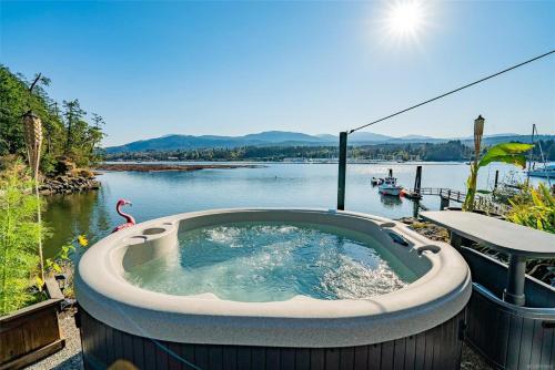 Trails End Beach house suite w/hot tub in Ladysmith, Canada