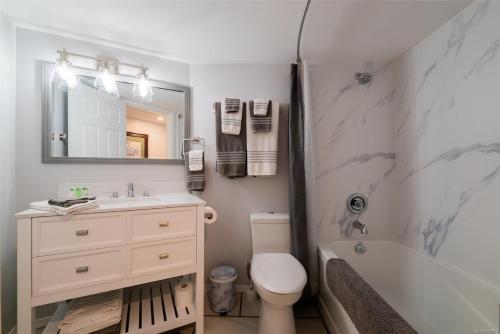 Trails End Beach house suite w/hot tub in Ladysmith, Canada