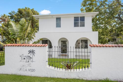 Exterior view of The Med Crescent Head