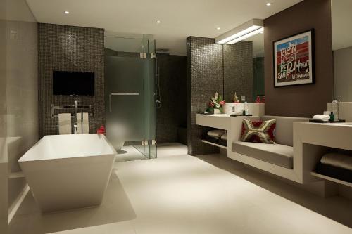 room detail thumbnail 2