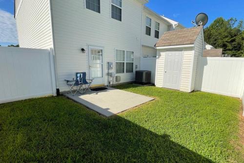 Spacious 3-bedroom townhouse with 2 1/2 baths. Spacious 3-bedroom townhouse with 2 1/2 baths.