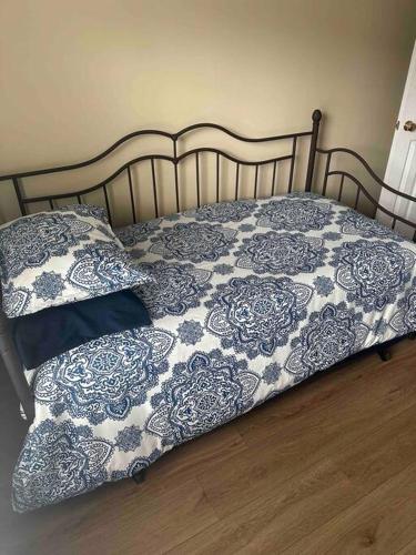 Spacious 3-bedroom townhouse with 2 1/2 baths. Spacious 3-bedroom townhouse with 2 1/2 baths.