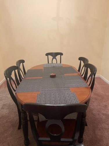 Spacious 3-bedroom townhouse with 2 1/2 baths. Spacious 3-bedroom townhouse with 2 1/2 baths.