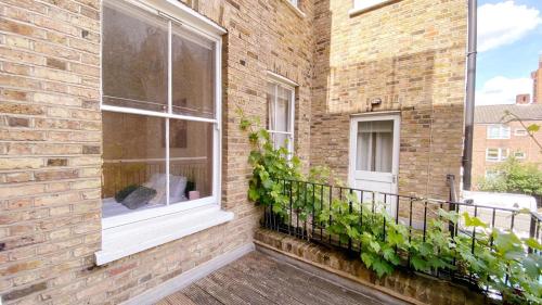 UK Chaps Retreat: Balcony Apartment