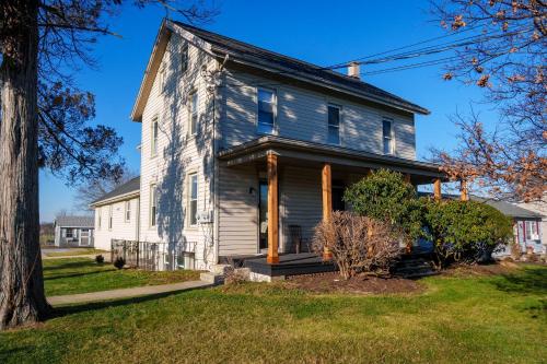 Cozy Farmhouse near all Attractions - image 12