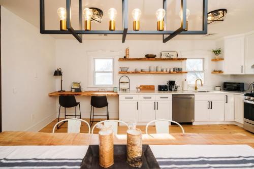 Cozy Farmhouse near all Attractions - image 10