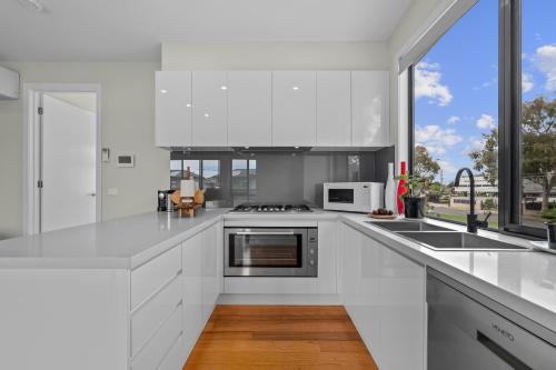 Konyha, Modern 3BR Home Near Medway Golf Club, Highpoint & Melbourne CBD in Footscray