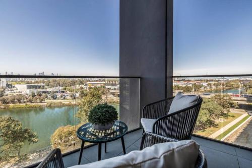 Hip Condo on Maribyrnong River Cityscape Views!