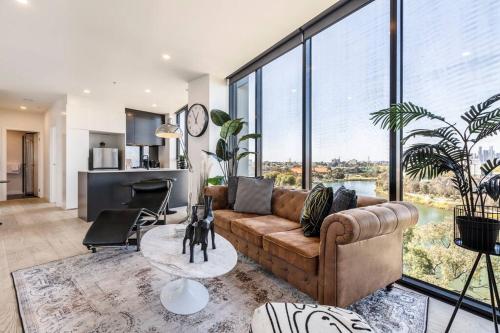 Hip Condo on Maribyrnong River Cityscape Views!