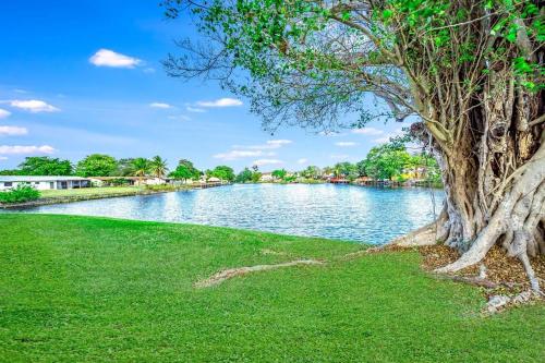 King Water View - No Extra Fees - Palm Wave Says in Coconut Creek (FL)