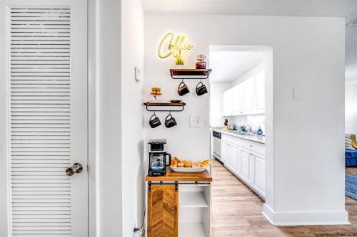 Chic and Central Condo - Palm Wave Says in Coconut Creek, USA