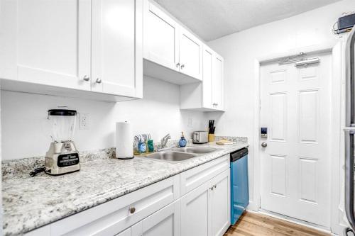 Water View - 1st Floor - Stocked - Palm Wave Says in Coconut Creek, USA