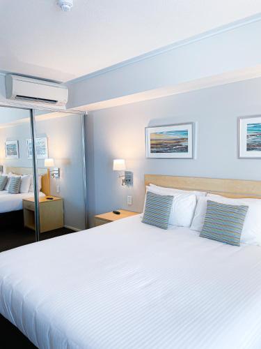 1 king bed, 2 twin beds