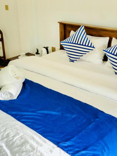 Deluxe Double Room with Balcony image 7