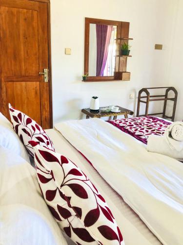 Double Room with Balcony image 8