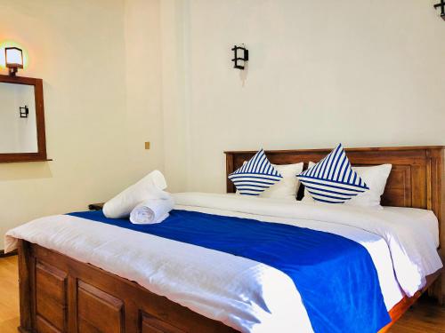 Deluxe Double Room with Balcony image 5
