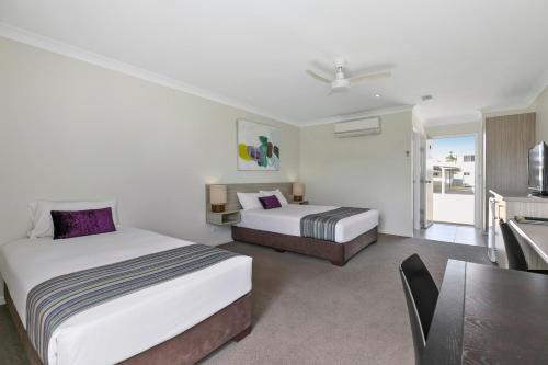 1 queen bed, 1 twin bed