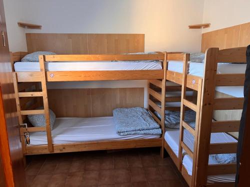 2 bunk beds